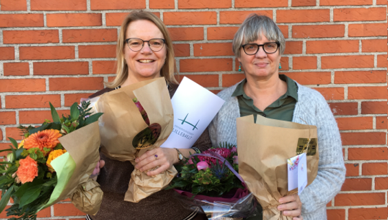 Lone Christensen og Jette Madsen med diplomer og blomsterbuketter
